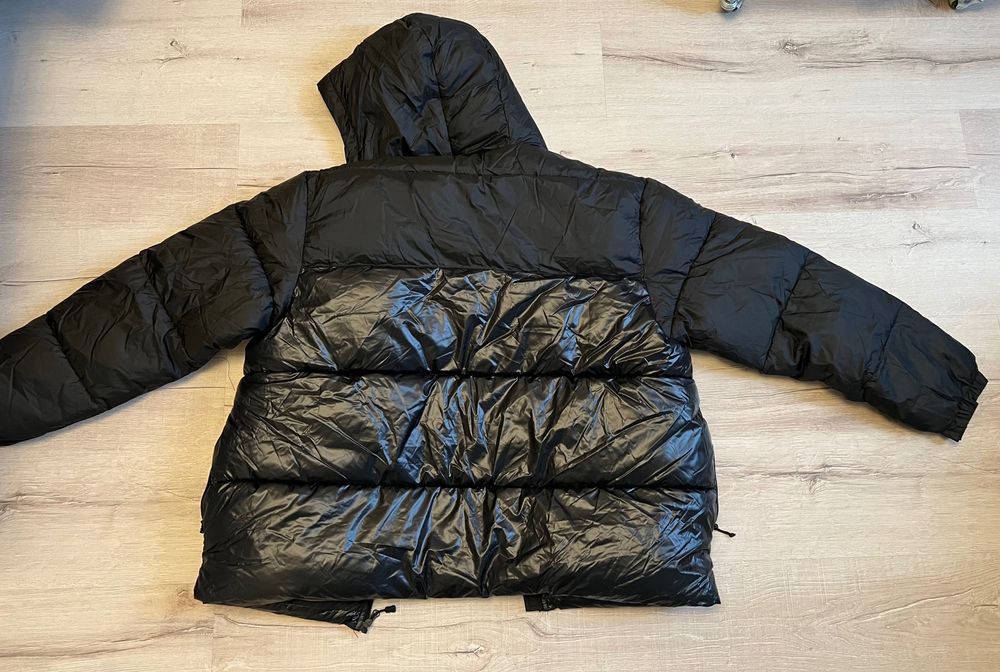 Продам жіночу зимову куртку. Нова