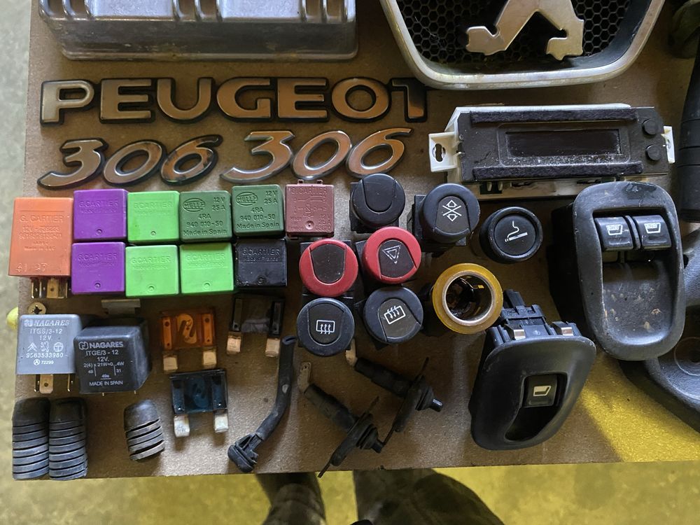 Peças Peugeot 306, faróis, farolins, quadrante etc…|USADO