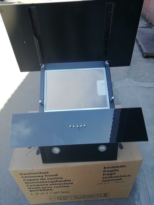 Вытяжка наклонная Grunhelm GVN 325 BK, черное стекло,750м³/ч