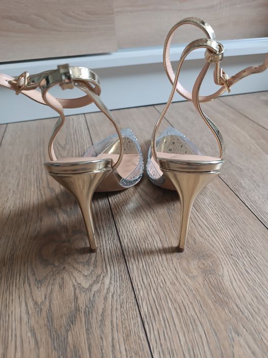 Transparentne szpilki