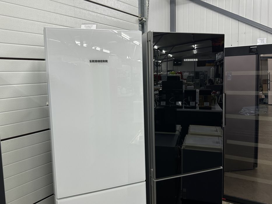 Холодильник біле скло Liebherr CN 4713 чорне скло