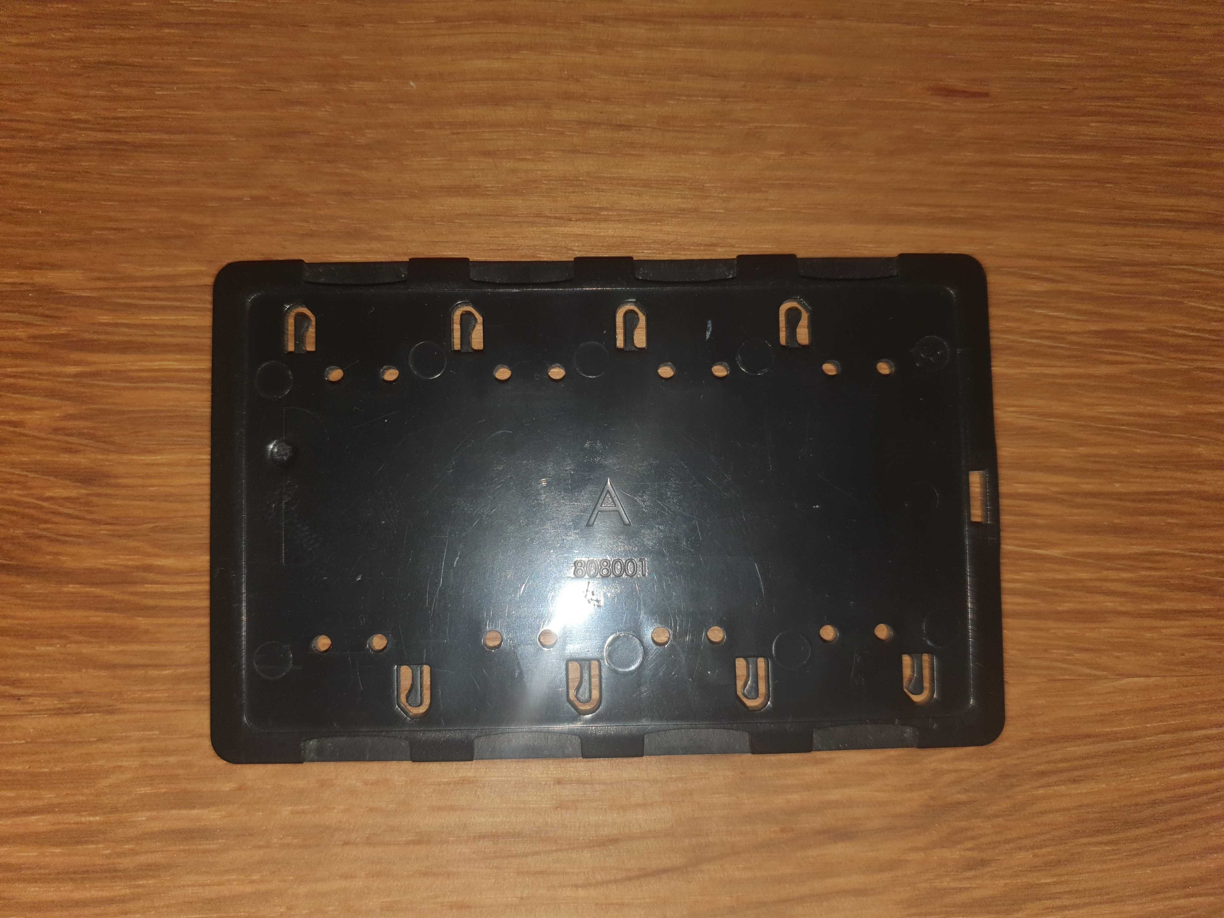 Pokrowiec/organizer na osiem kart microSD wielkości karty kredytowej