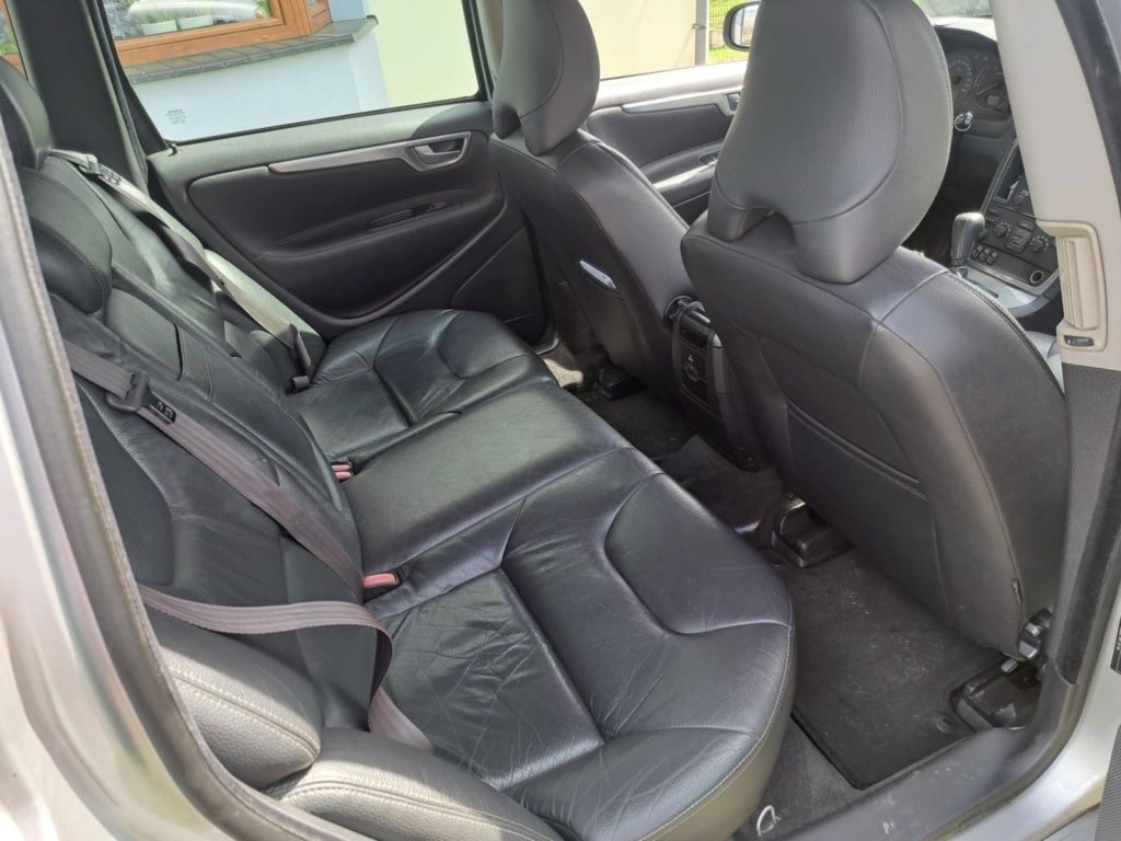 Volvo kolor srebrny v70 2.4d
