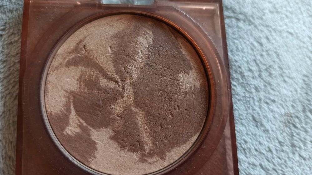 Huda Beauty bronzer Glowish