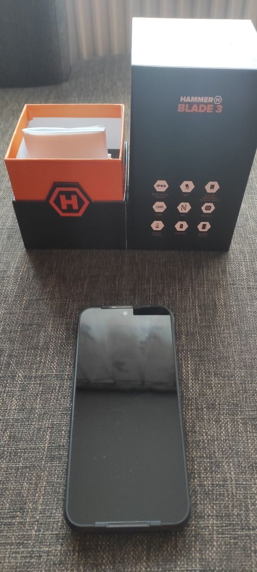 Nowy-telefon Hammer Blade3