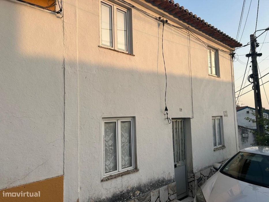 Moradia tipologia T6 de rés do chão e primeiro andar