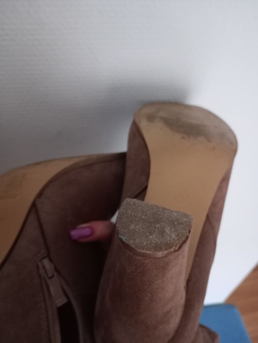 Długie zamszowe kozaki damskie na obcasie słupku