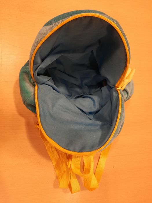 Mochila azul e amarelo