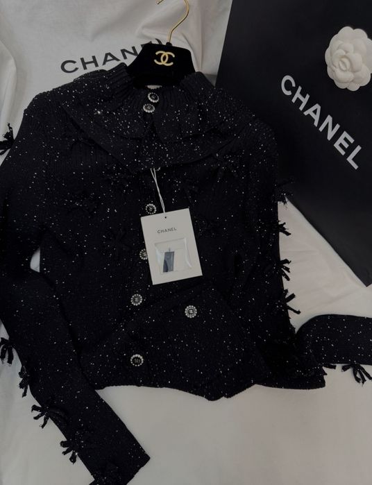 Kardigan z lamówką i błyszczącą nicią – czarno-złoty styl couture