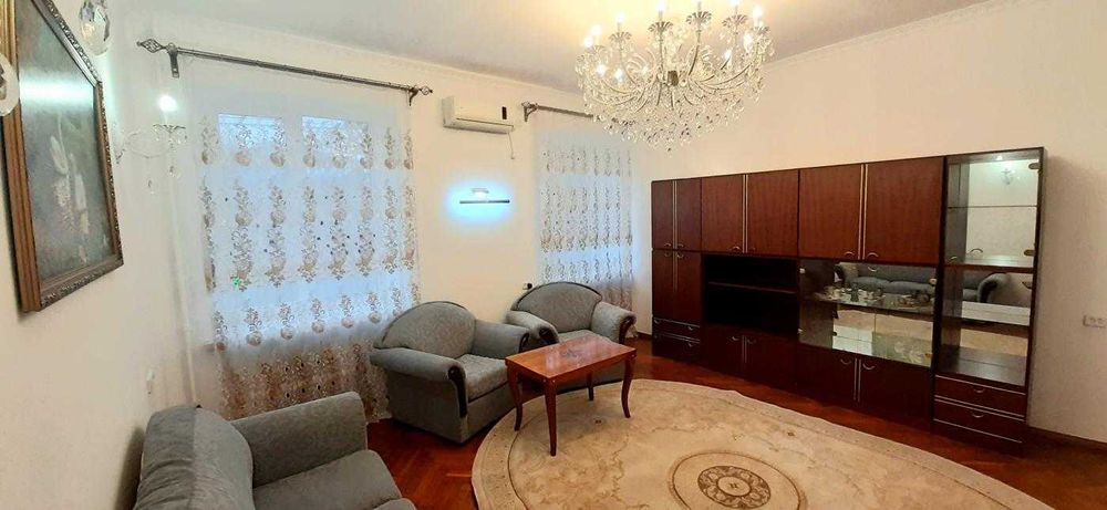 Продам 2 к. квартиру в сталинке на Екатерининской на средней этаже