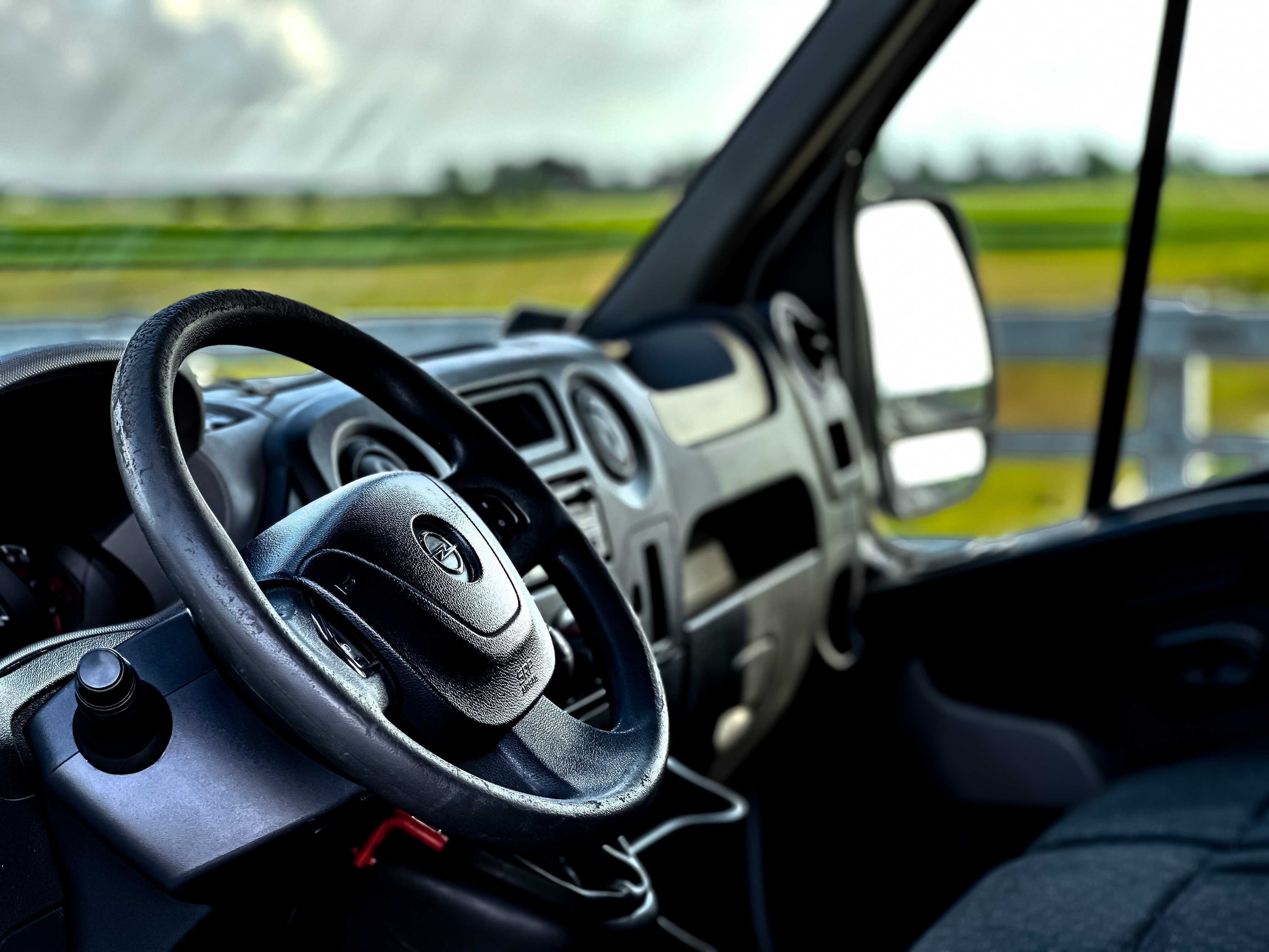 Busy / Plandeki / Windy Opel Movano Wypożyczalnia/Wynajem samochodów