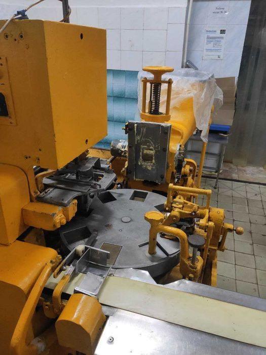 Автомат для фасування масла М6-АРМ