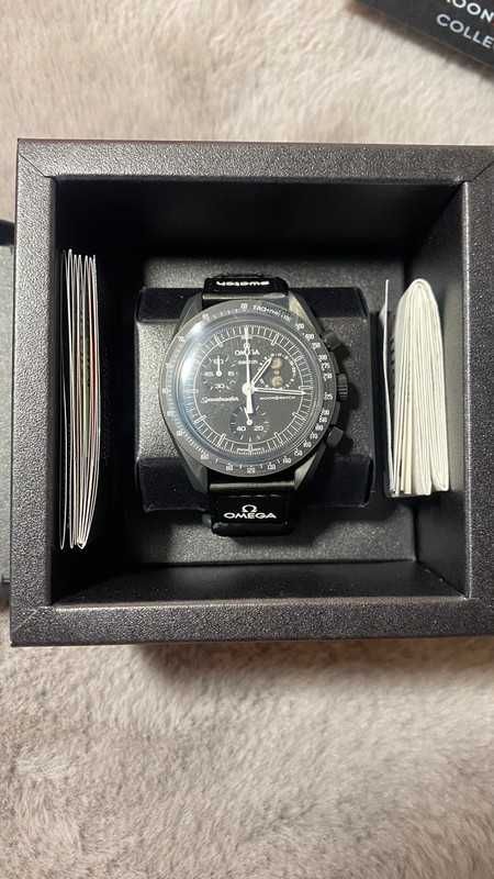 Omega x Swatch Snoopy SO33B700 - Czarny Księżyc w 3D Designie