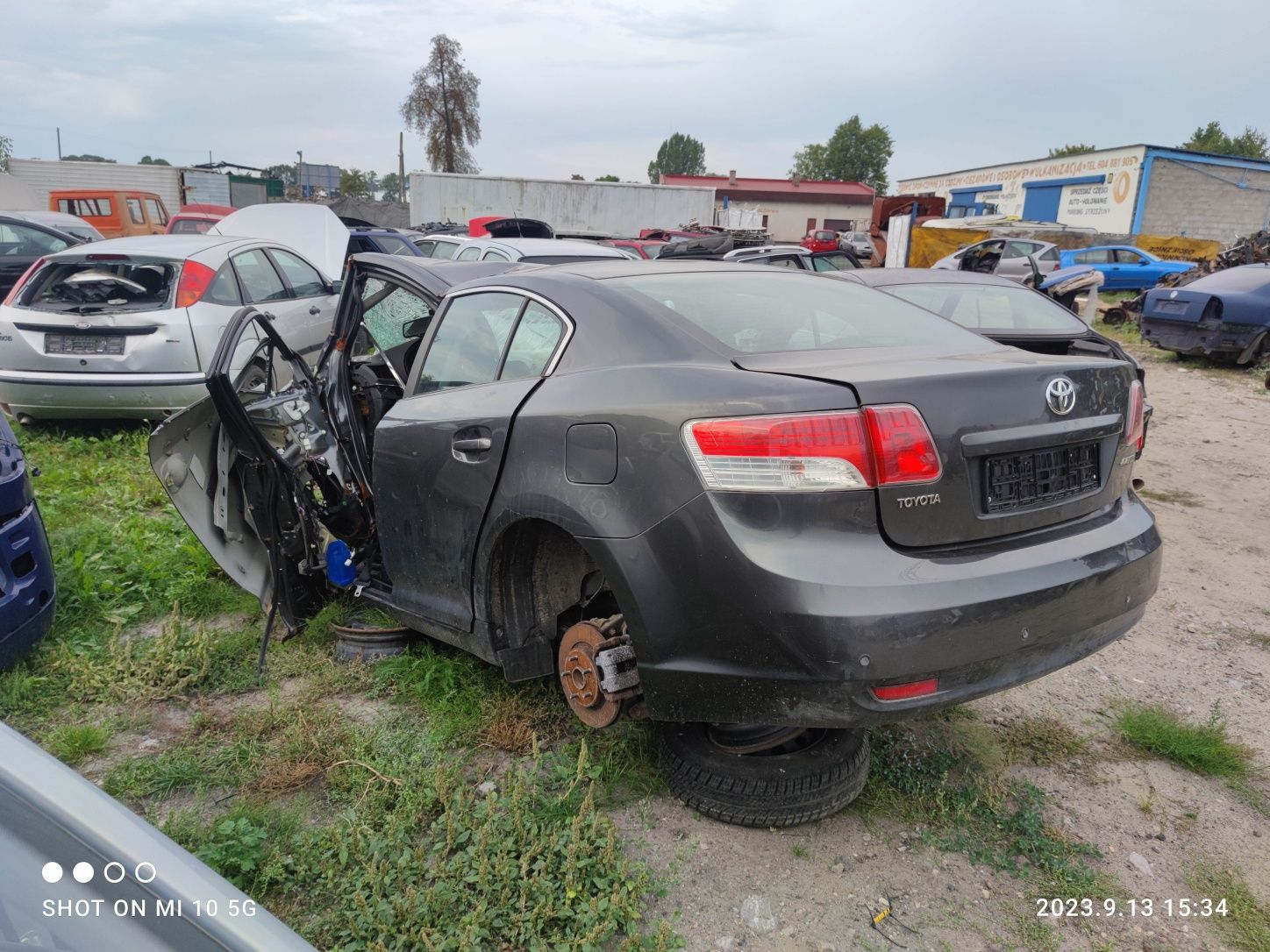 Toyota Avensis t27 sedan drzwi prawy przód 1G3