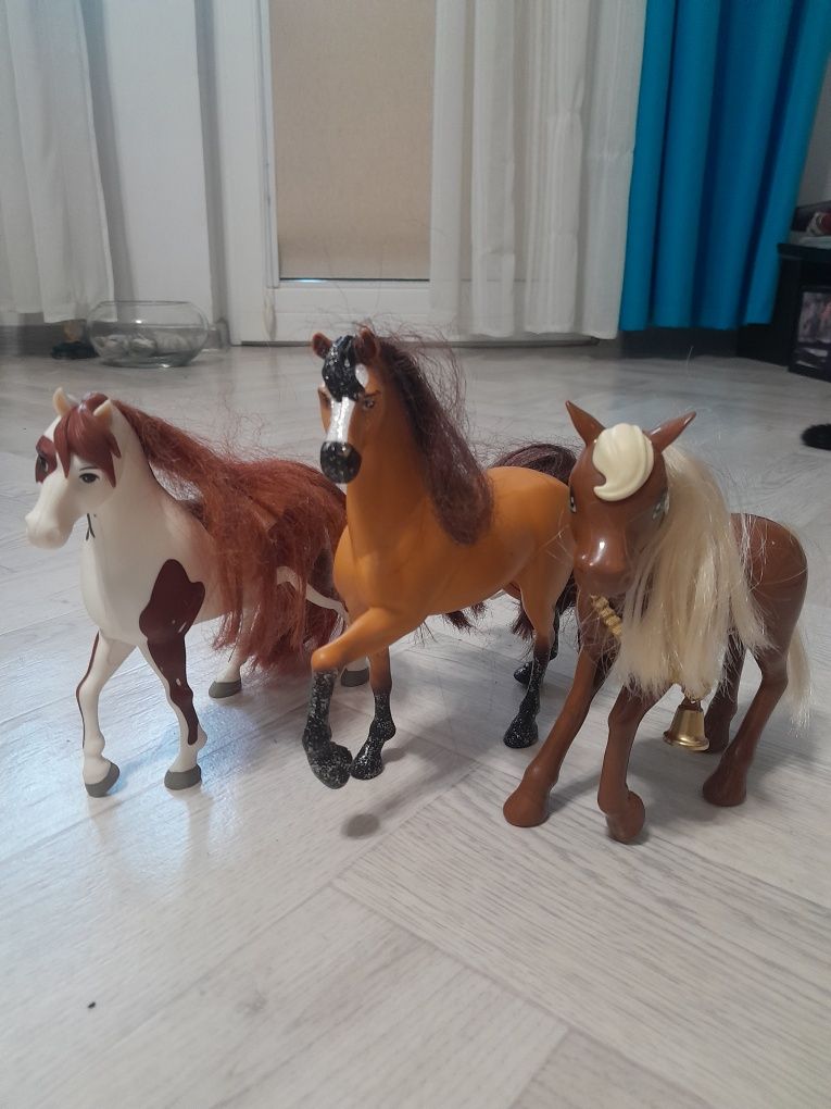 Trzy konie zabawki