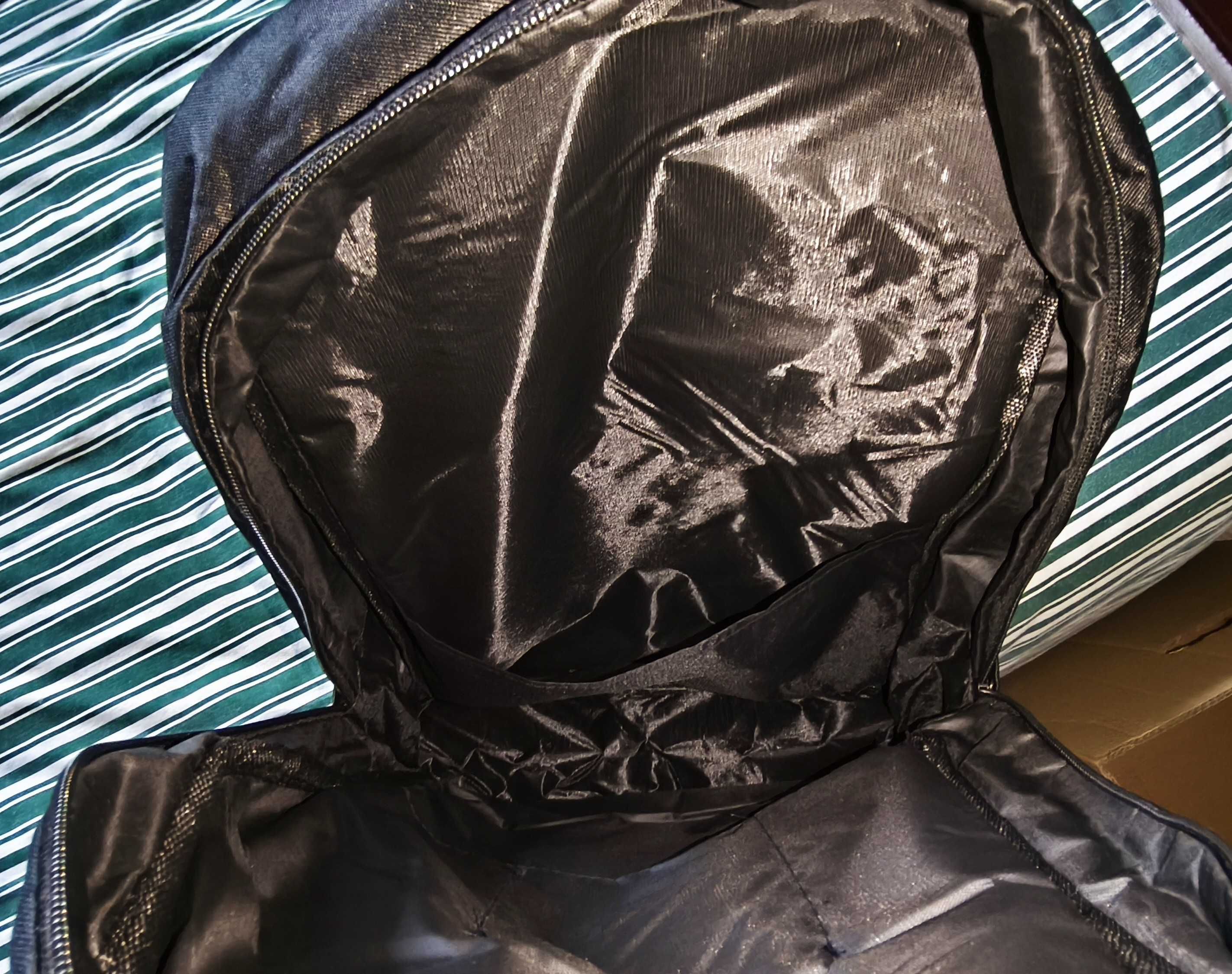 Mochila preta com divisão para computador portátil