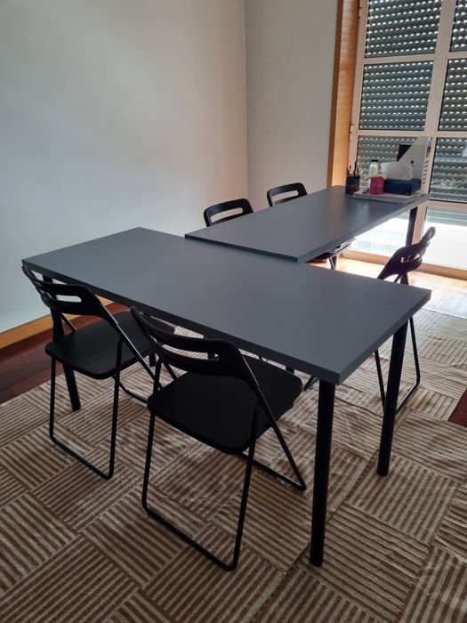 Conjunto de mesas, cadeiras e candeeiro