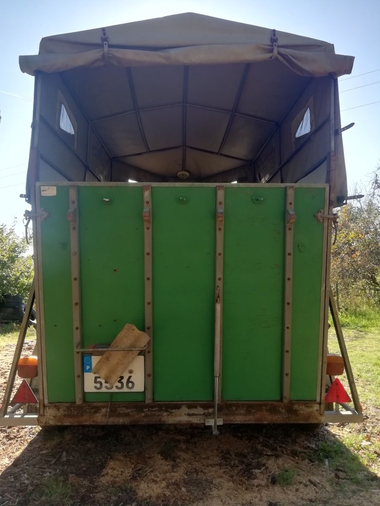 Reboque de transporte de cavalos