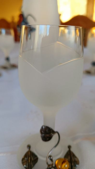 Karafka z 6 kieliszkami ozdobione  srebrem i bursztynem.