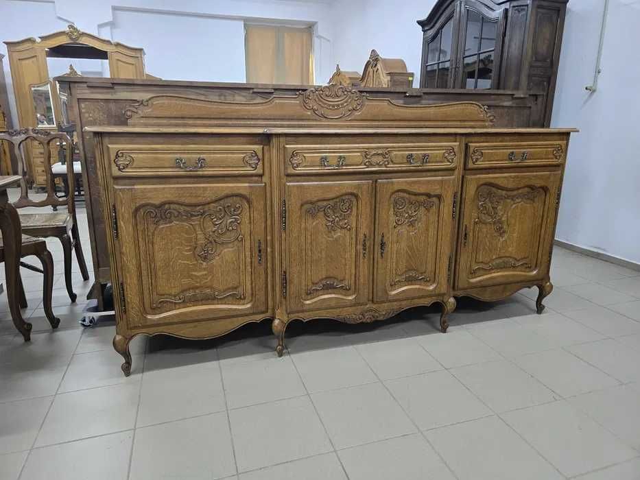 Komplet mebli w stylu ludwikowskim –komoda, witryna i stół z krzesłami