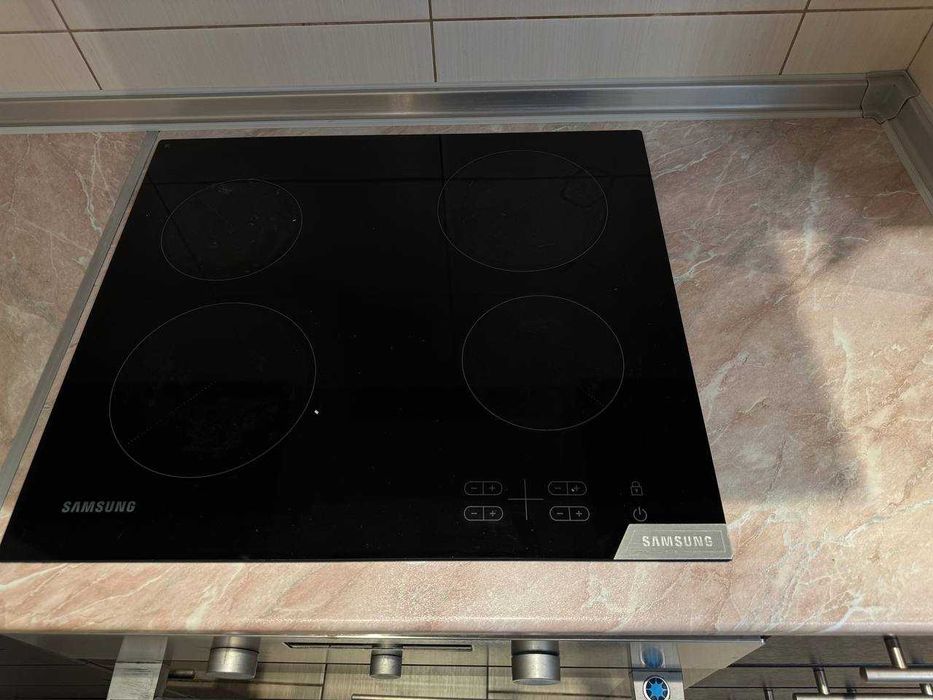 Кухня темно-коричневого кольору