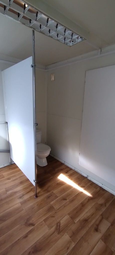 Kontener sanitarny WC 6 x 2,5 m z dwoma łazienkami.