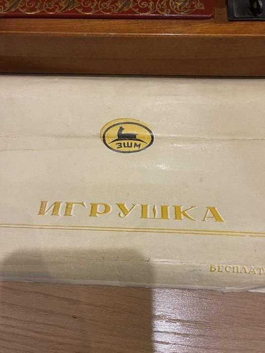 Іграшкова вінтажна швейна машинка