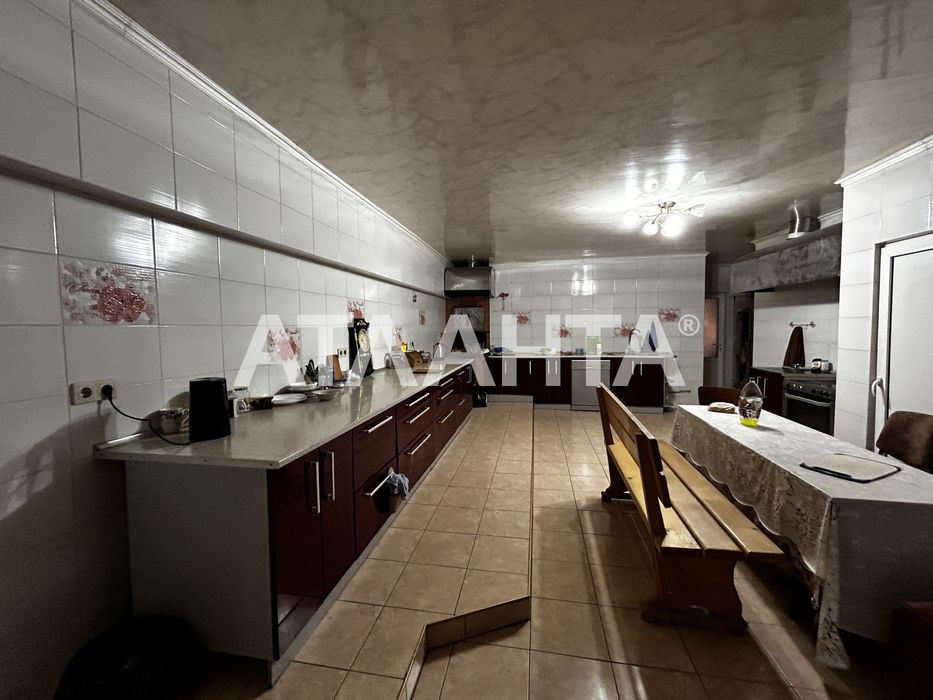 Оренда складів великих площ, є офісні, жилі та комерц приміщ