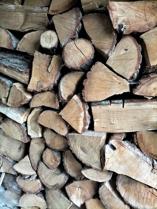 Drewno suche /4-7 letnie/ Dębina poukładane.