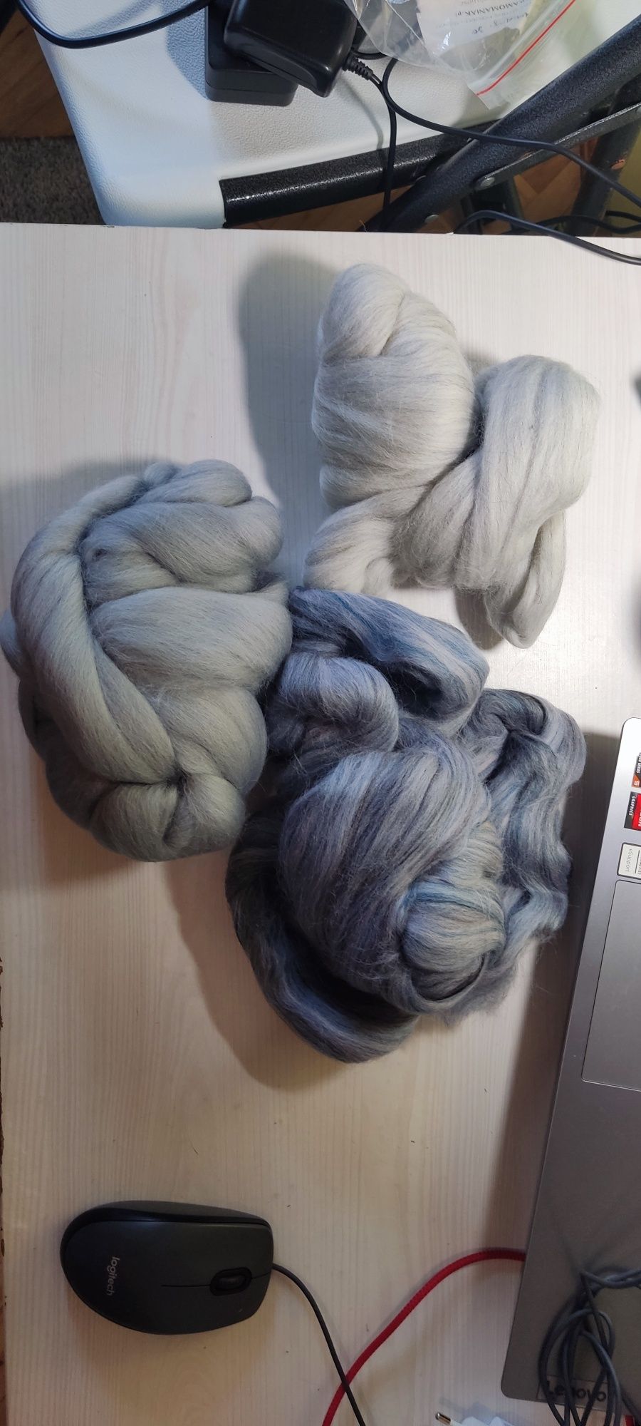 Wełna czesankowa niecałe 100gr. Kolor jeans