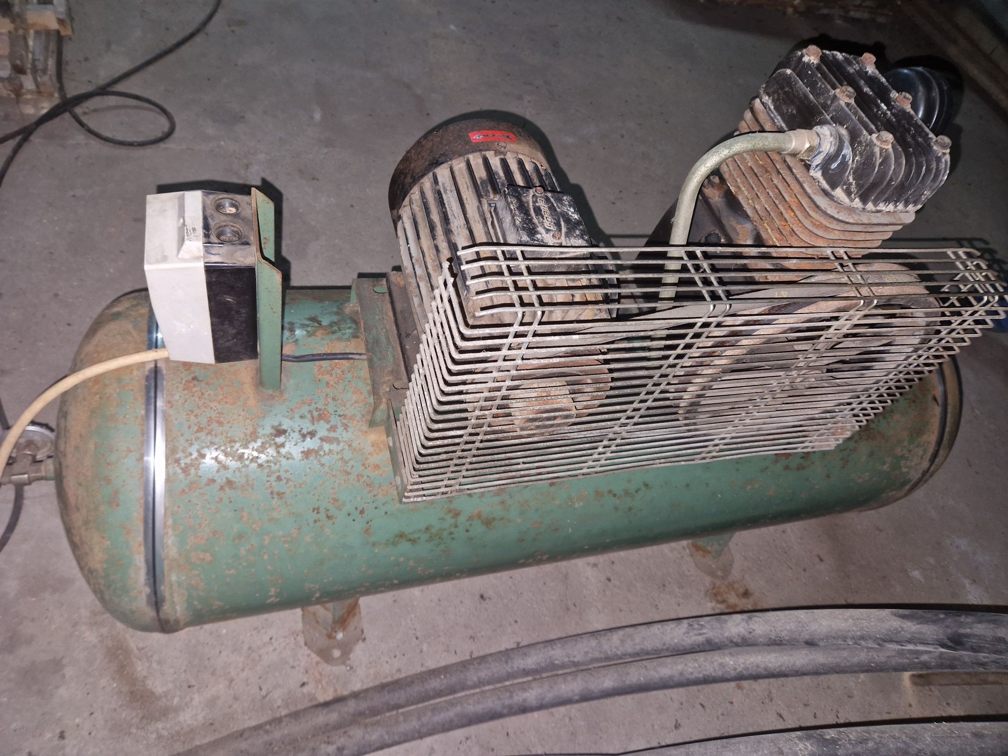 Compressor trifásico