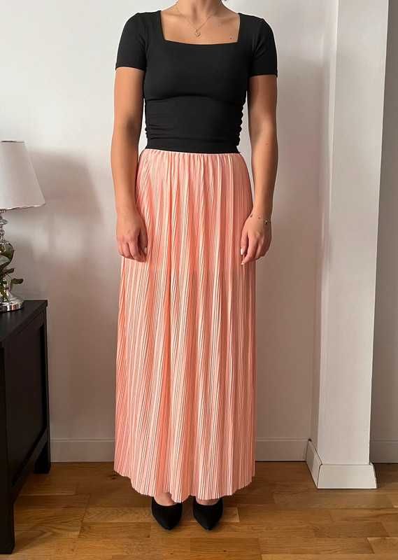 Łososiowo-różowa plisowana spódnica maxi
