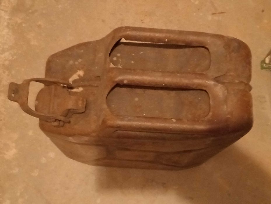 kanister pochodzący z Francji 1 i dwie dodatkowe ze II WS