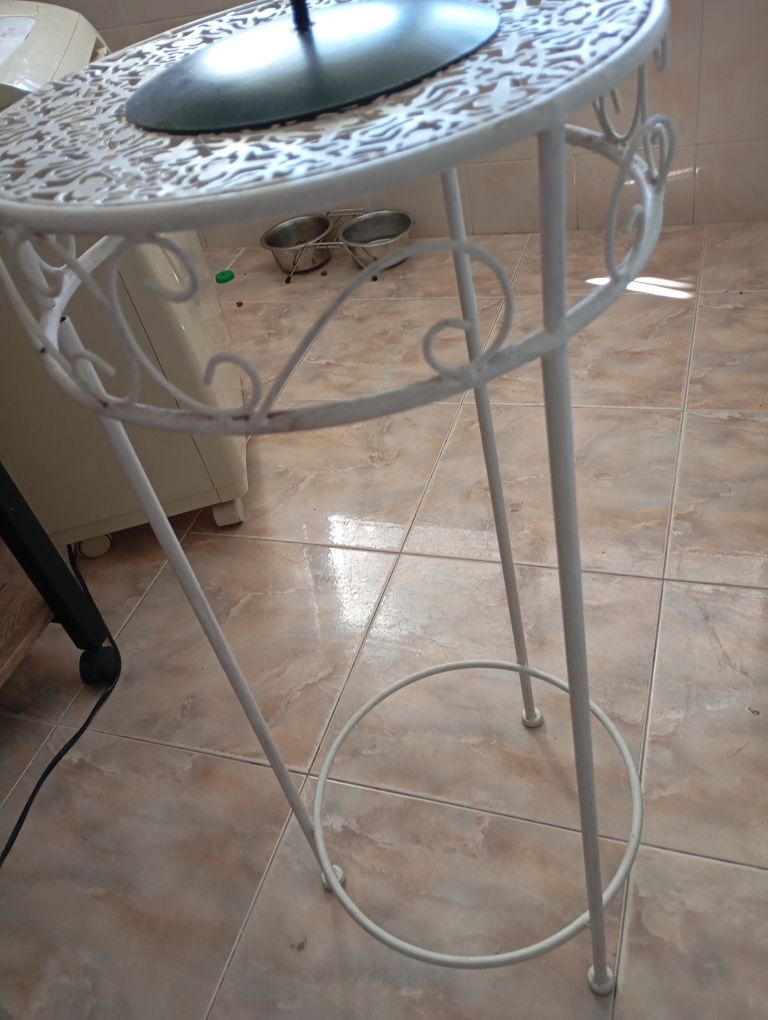 Mesinha em ferro com porta velas