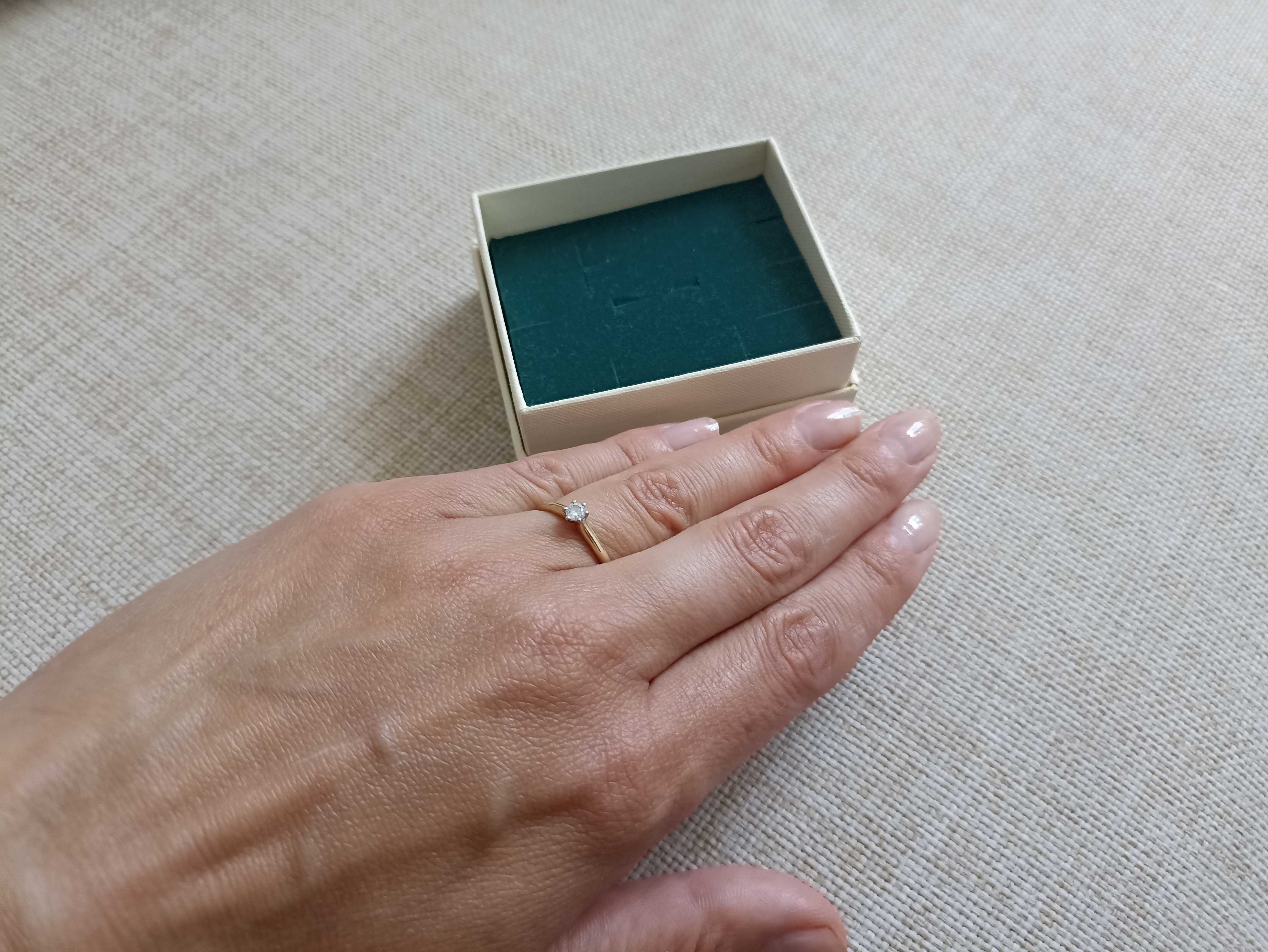 Złoty pierścionek ARENART rozmiar 11 z brylantem o masie 0,14 ct