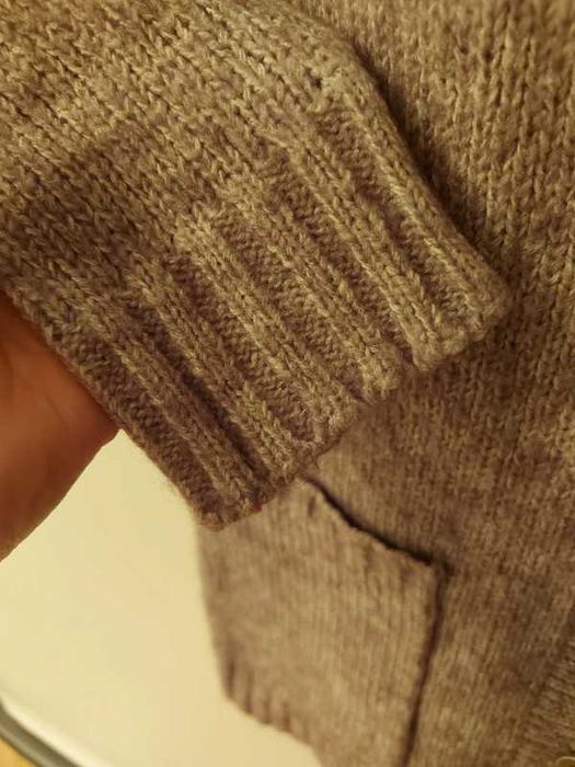 Długi kardigan Red Label — miękki ciepły z kieszeniami retro cozy look