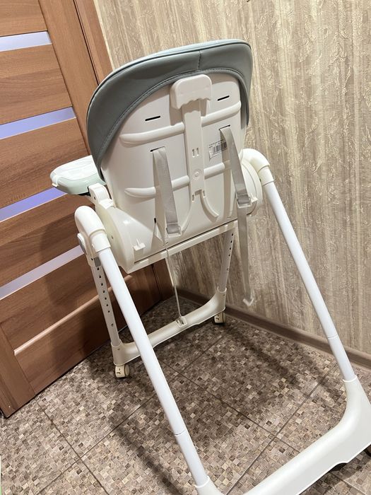 Дитячій стілець для годування