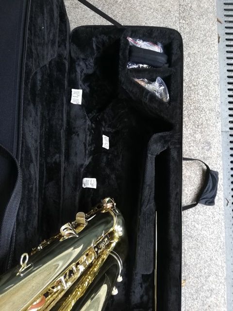 Saxofone baritono e kit