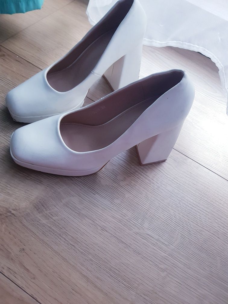 Buty damskie na platformie,  na grubych obcasach marki Diamantique