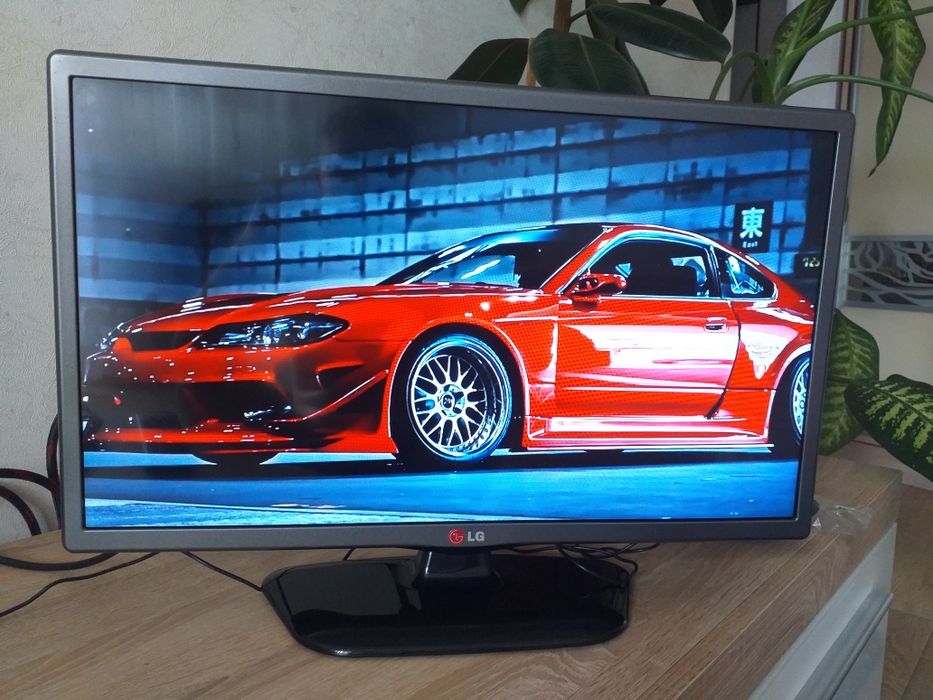 Недорого телевизор LG 22" диагональ. Smart TV. Wi-Fi.
