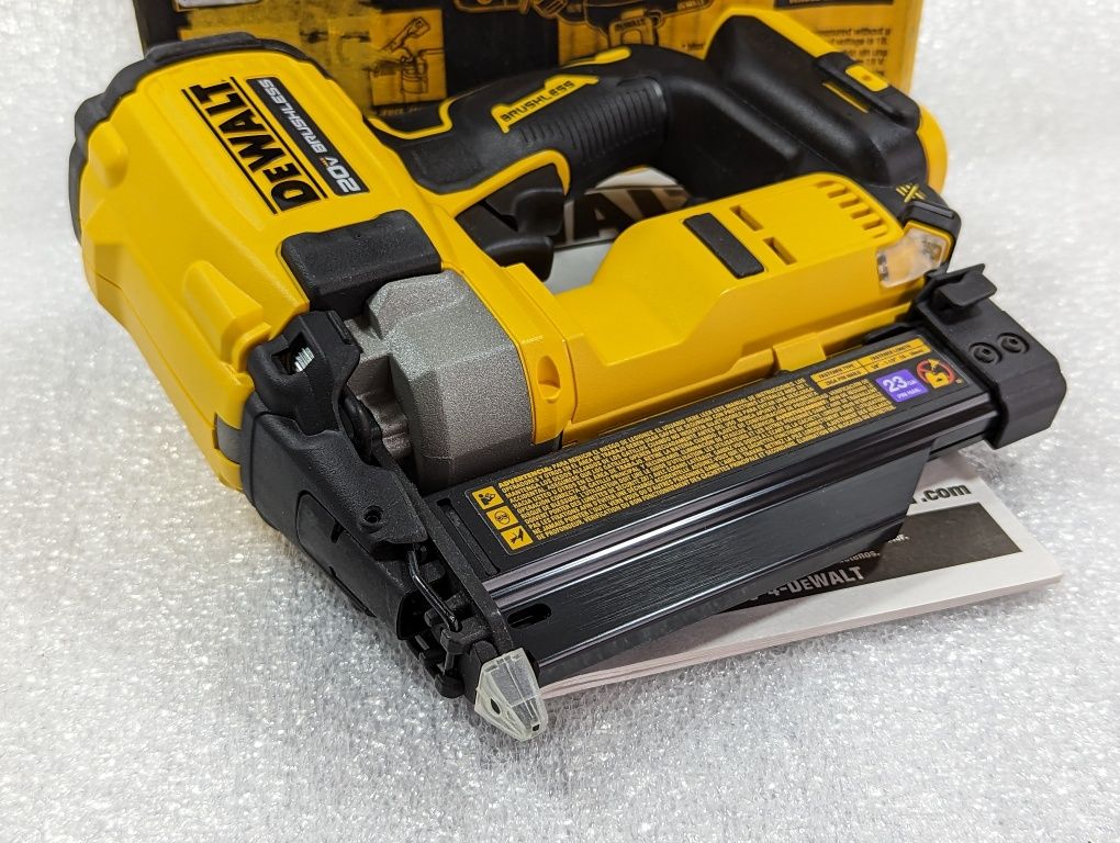 DeWALT DCN623 20V Акумуляторний цвяхозабивний нейлер 23 Ga