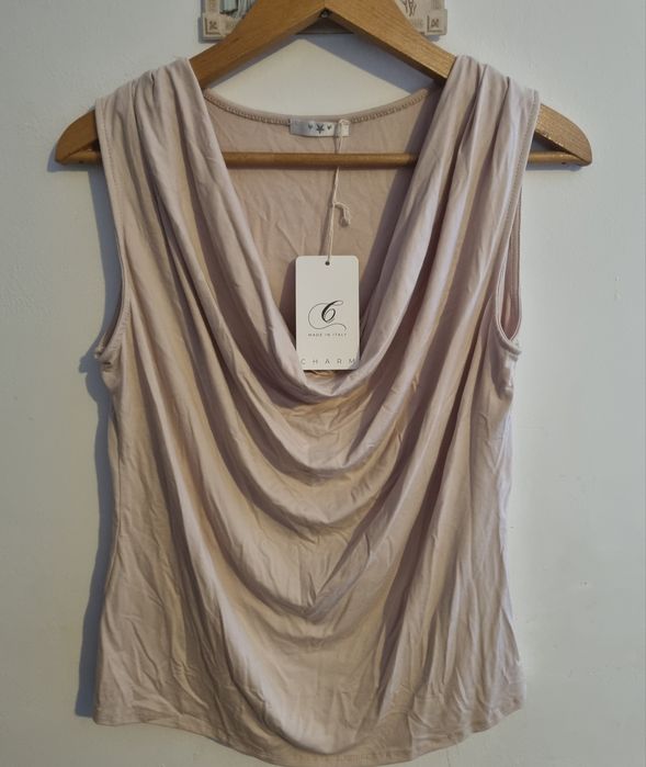 Bluzka na szerokich ramiączkach. Dekolt woda. Beż