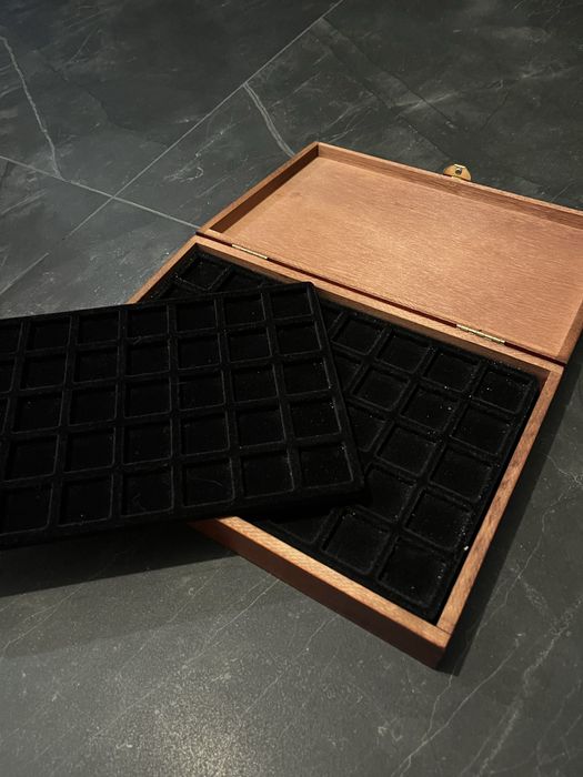 Drewniana skrzynka na monety kolekcjonerskie