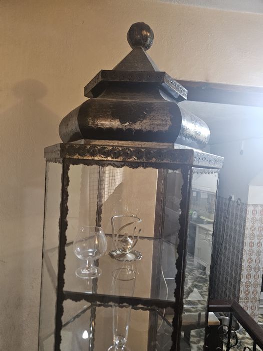 Vende se cristaleira antiga com algum uso