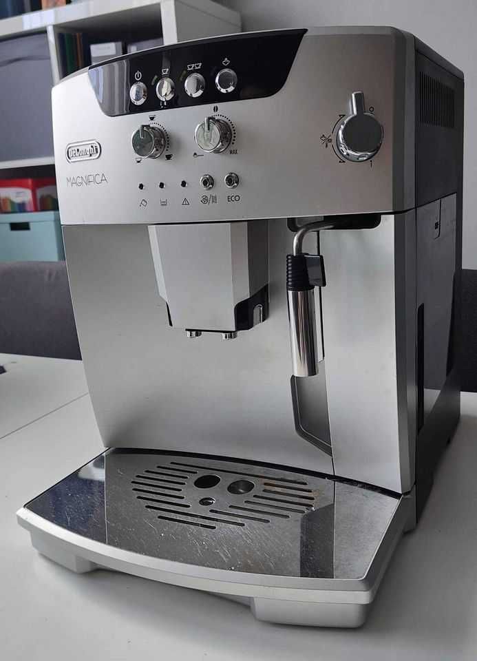 Ekspres do kawy Delonghi Magnifica ESAM 04.120.S