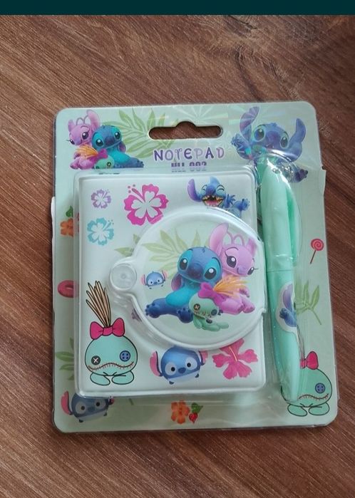 Kompaktowy notesik z motywem Stitch.