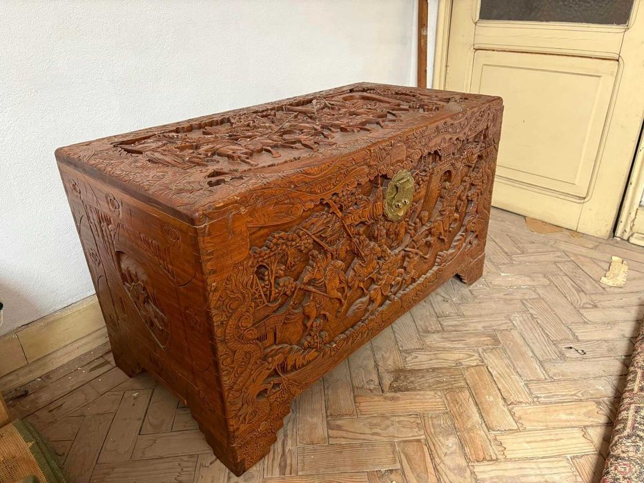 Arca antiga em madeira de canfora