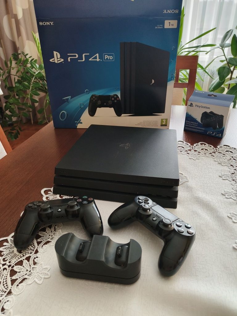 Play Station 4 Pro PS4 PRO + 2 Pady Dualshock 4 i Stacja Ładująca