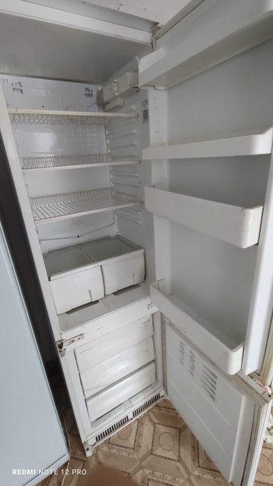 Двухкамерный холодильник Ariston 182 cм в рабочем состоянии. Встройка