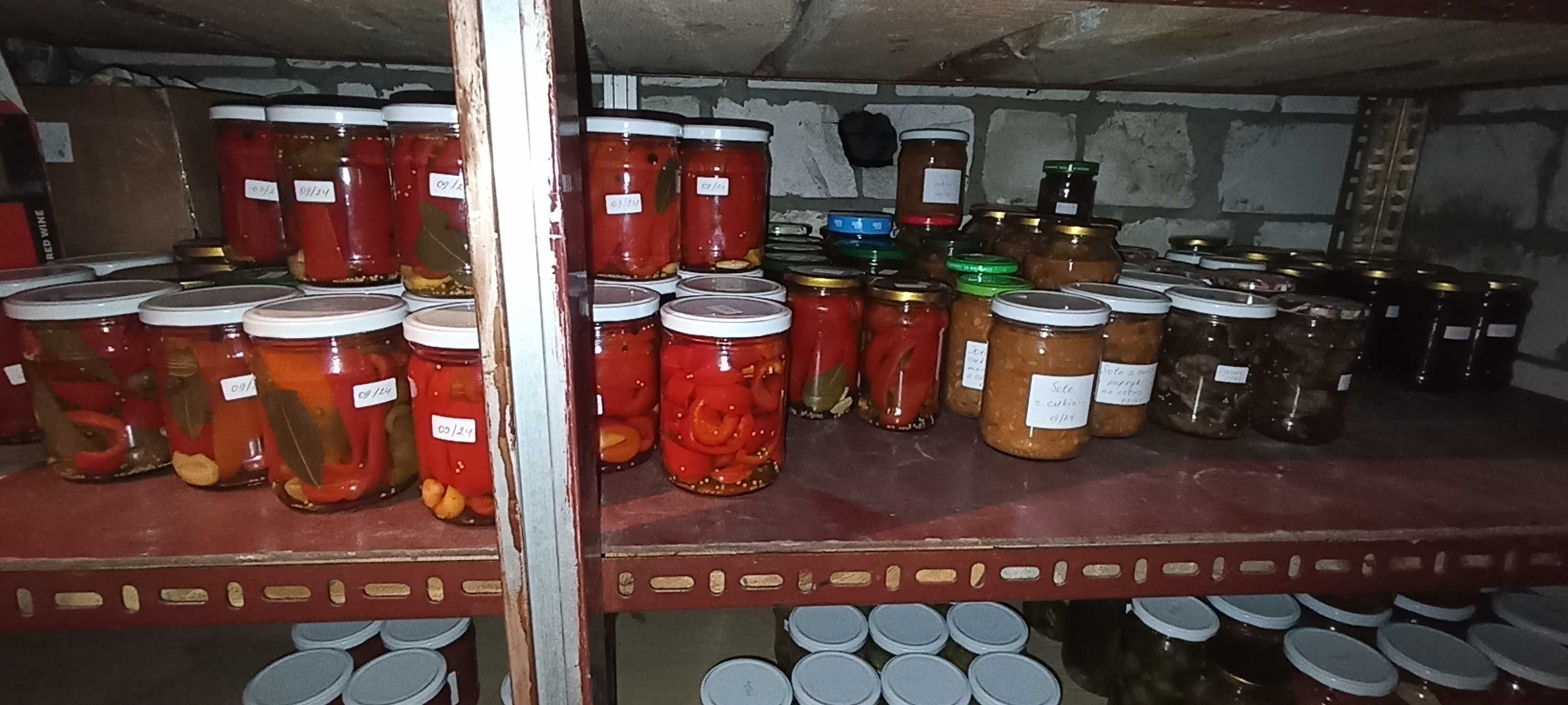 Przetwory domowe marynowane pomidory, papryka, cukinia, sałatki, dżemy
